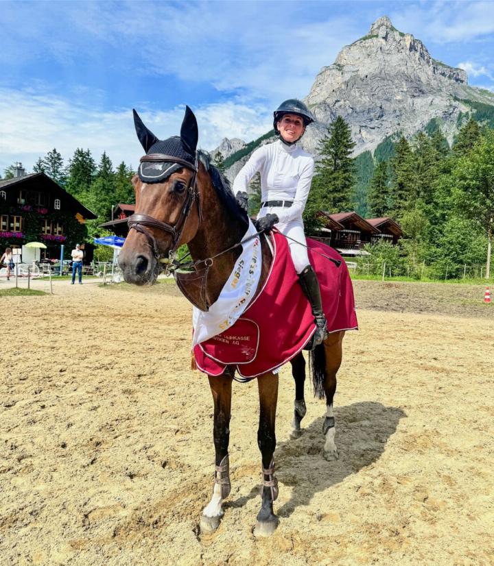 Siegerin und Reitvereinspräsidentin Simona Hänni mit ihrem Pferd Cohiba BILD: ZVG