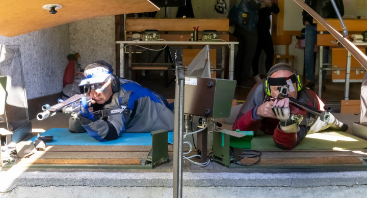 Auch Roman Lanz (l.) und Ivo Kratzer, beide Feldschützen von Kandergrund und Mitholz, schossen beim Amtsschiessen in Kandersteg. BILD: MICHAEL SCHINNERLING