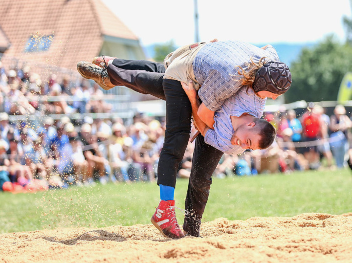 Fabian Schärz aus Aeschi – hier im Sägemehl mit Pirkheim Elias – zeigte seine tolle Form und holte einen Kranz. BILD: MARLIES BIRCHER