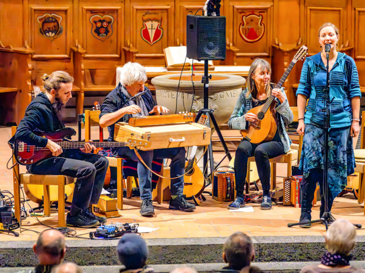 Lorenz Nejedly, Thomas Keller, Susanne Jaberg und Iris Keller wechselten mühelos zwischen den Instrumenten hin und her. BILD: MARTIN WENGER