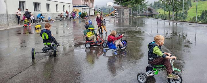 Die Kinder hatten trotz des Regens Spass. BILD: MARINA LANDAUER