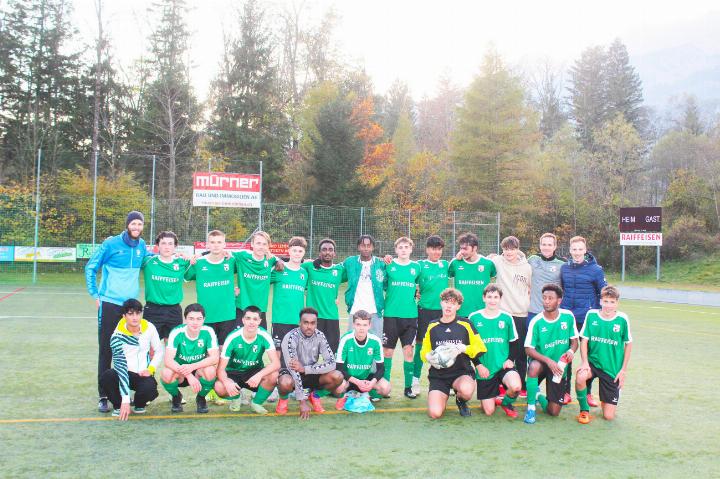 Der Sieg über den Tabellenersten, den FC Wattenwil, sorgte bei den B-Junioren des Teams FC Reichenbach / Frutigen für grosse Freude. BILDER: MICHAEL MAURER