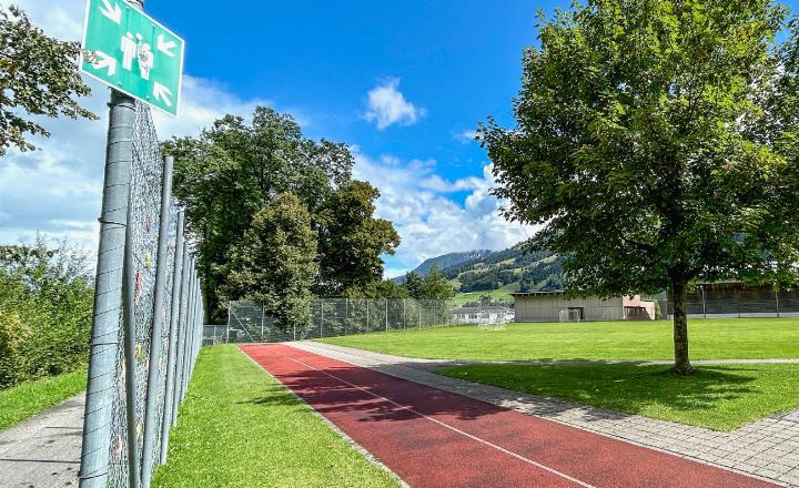 Das Widi-Areal wird ab Montag auf den grossen Auftritt vorbereitet – und wird zum Treffpunkt für Musikfans. BILD: HANS RUDOLF SCHNEIDER