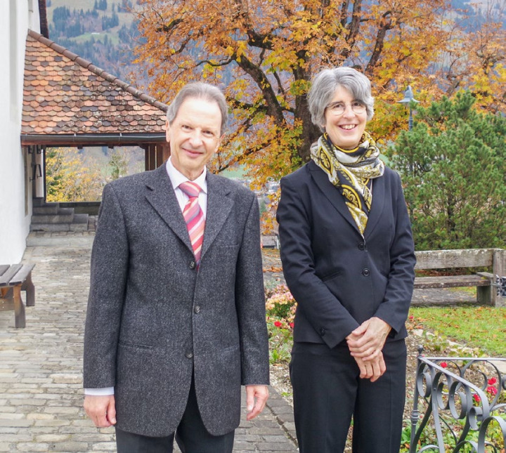 Pfarrer Christian Gantenbein und Pfarrerin Colette Staub begrüssten die Besucherinnen und Besucher vor der Kirche Frutigen. BILDER: BETTINA ENSER