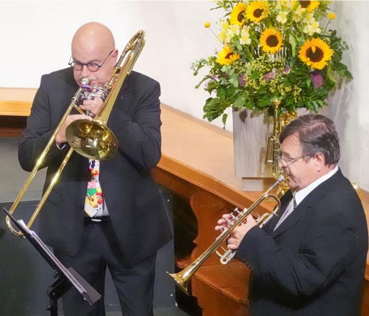 Das Quintett – im Bild zu sehen Armin Bachmann (l.) und Jean-François Michel – nahmen das Publikum mit auf eine musikalische Weltreise. BILD: MARIANN GRUNDER