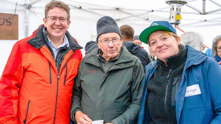 Bundesrat Albert Rösti, Christian Künzi, ältester «Gasterer» und Tochter Carolyn Künzi (von links) freuen sich über das Jubiläum.