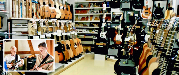 Die vielfältige Auswahl im Musikhaus Buchs und Willy Buchs beim Gitarrenunterricht mit einem Schüler BILD: ZVG