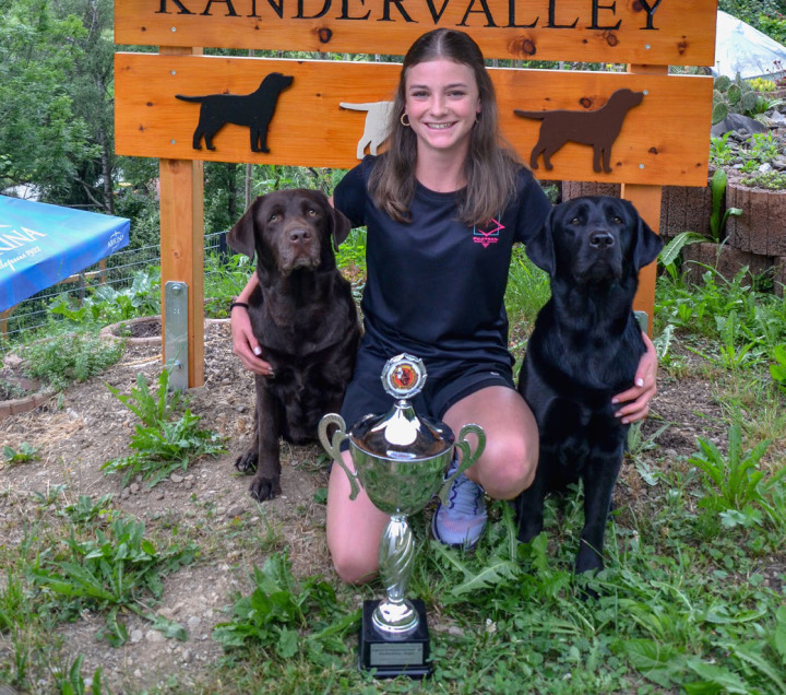 Mit ihrer ersten Hündin Nikita ging sie Samantha Thun mit ihren Hündinnen Nikita (braun) und Andorra (schwarz) BILD: KATHRIN JUNGEN