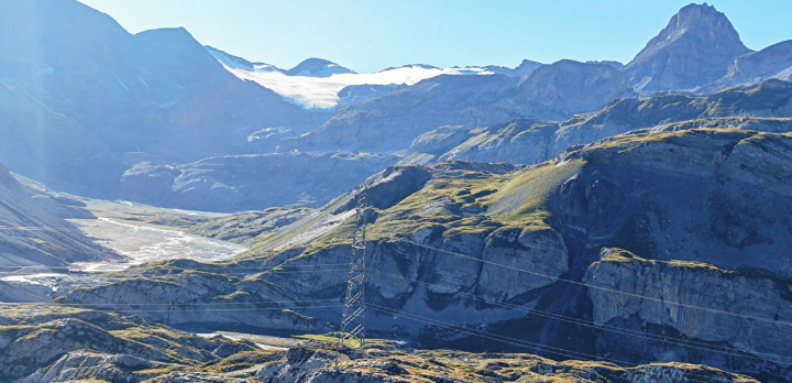 Dass sich das Klima ändert und die Gletscher schmelzen, ist – trotz abweichender Stimmen – nicht mehr zu leugnen. Wer in die Berge geht, sieht karge Landschaften und abgewetzte Felsen, wo sich früher zäh schlängelnde Massen an ewigem Eis durch die Täler und Klüfte drückten, wie hier auf der Gemmi. Dass sich der Wintersport an den gegenwärtigen Klimawandel anpassen muss, kann nicht verhindert werden. Zu wissen, wie man den Begebenheiten begegnen kann, erfordert Durchhaltewillen, Fantasie und Pioniergeist. BILD: JACQUELINE RÜESCH
