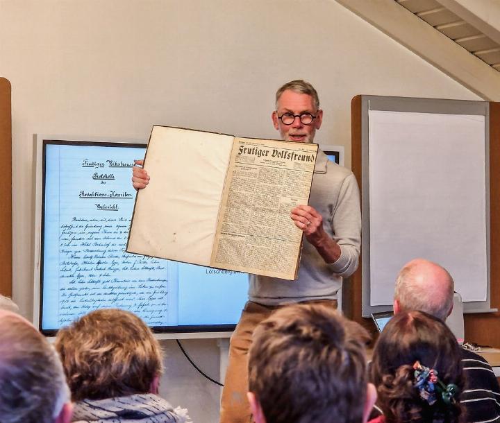 Verleger Richard Müller zeigt die Zeitung «Frutiger Volksfreund» von anno dazumal. BILD: YVONNE BALDINI