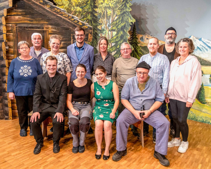 Grosse Erleichterung nach den ersten Aufführungen bei der Theatergruppe Krattigen. BILD: MICHAEL SCHINNERLING