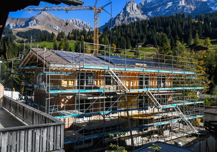 Zurzeit erstellt ein einheimischer Unternehmer an gut erschlossener Lage in der Oey eine Anzahl Kleinwohnungen. Ob diese ab Frühling 2026 zur Linderung der Wohnungsknappheit für Saisonniers beitragen werden, wird die Zukunft zeigen. BILD: RETO KOLLER