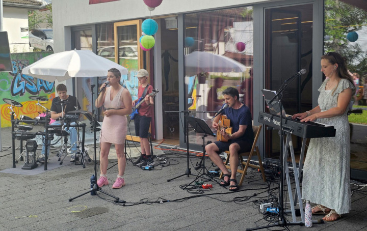 Die «Spirit-Band» der reformierten Kirchgemeinde Frutigen ist eine über Jahre zusammengewachsene Formation mit «geistlichem» Country-Rock-Einschlag. BILD: MARTIN NATTERER