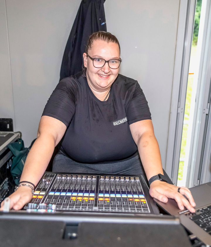 Zuständig für die aufwändige Technik: Die Reichenbacherin Rahel von Känel an ihrem neuen Arbeitsplatz beim Ballenberg-Theater.