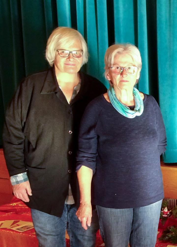 Ruth Schneider (l.) und Helene Gerber verkauften Adventskränze und -gestecke sowie verschiedene Handarbeiten. BILD: MARCEL MARMET