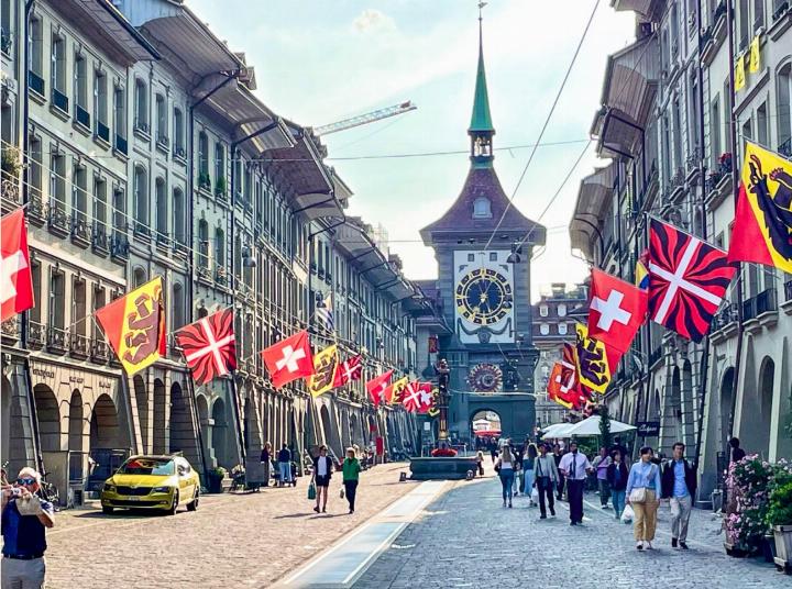 Über das Leben in der Stadt (hier Bern) und auf dem Land (hier Frutigen) existieren in den Köpfen viele falsche Vorstellungen und Vorurteile. Dabei sind die Unterschiede in der kleinräumigen Schweiz gar nicht so gross. BILDER: MARK POLLMEIER