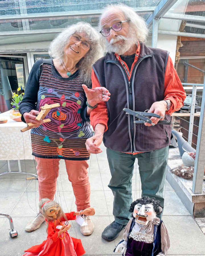 Ursula und Hanspeter Bleisch präsentieren ihre Marionetten. BIL:ZVG