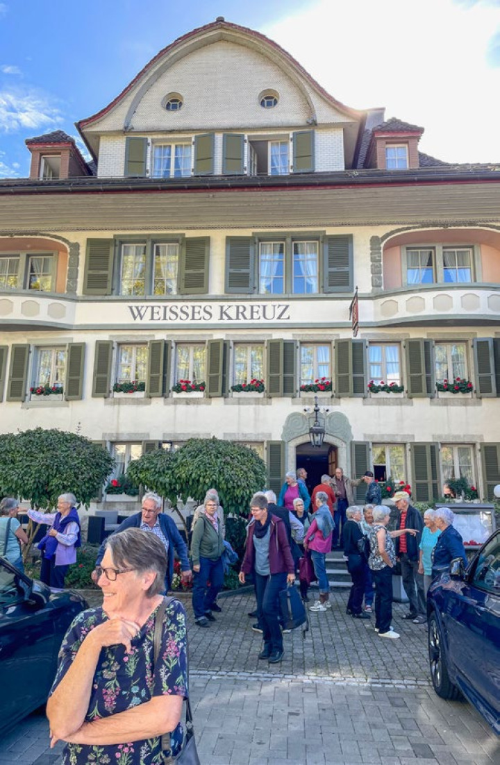 In Lyss gab es für die Teilnehmenden Zeit zum Plaudern und für Gipfelis. BILD: ZVG