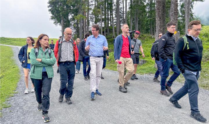 Lockere Gespräche über durchaus ernste politische Themen auf dem Weg zum Oeschinensee BILDER: HANS RUDOLF SCHNEIDER