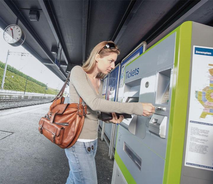 Schon vor über einem Jahr hatte die BLS AG mitgeteilt, ihre Automaten ab 2025 auf bargeldloses B ezahlen umzustellen. Nun steht das Vorhaben auf dem Prüfstand. BILD: BLS AG