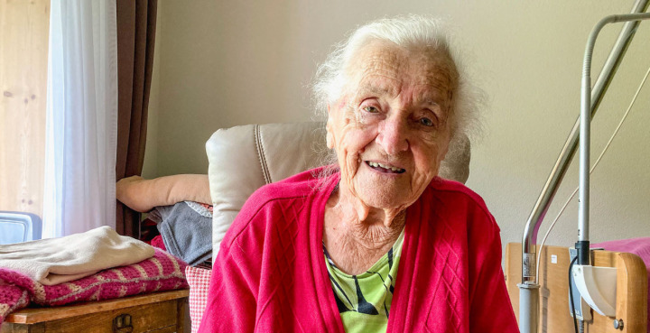 Maria Steiner in ihrem Zimmer im Altersheim in Reichenbach: Die lebensfrohe Österreicherin darf morgen ihren 100. Geburtstag feiern. BILD: RAHEL ROESTI