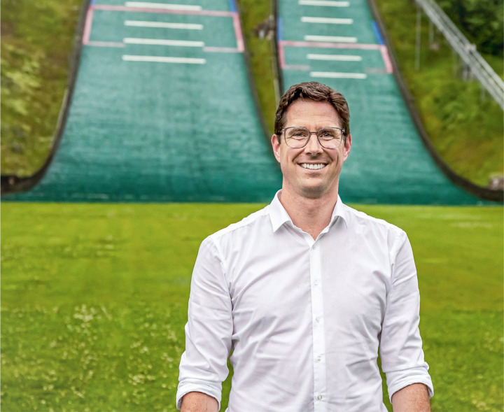 Lars Guggisberg, VR-Präsident des Nationalen Nordischen Skizentrums, vor den Sprungschanzen der Kandersteger Nordic Arena. BILD: MICHAEL SCHINNERLING