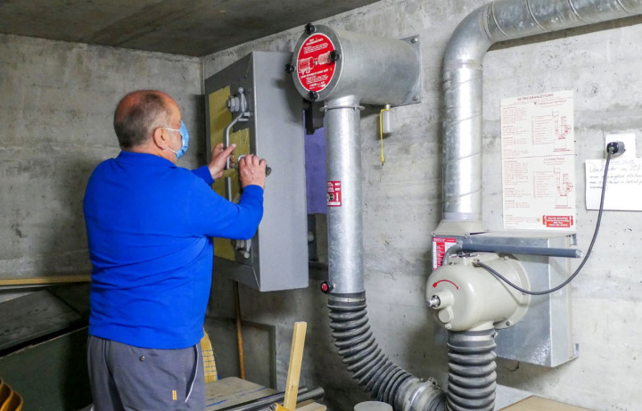 Kontrolle im Schutzraum unter der Gemeindeverwaltung Reichenbach im Jahr 2021: Der Notausgang lässt sich problemlos öffnen und die Lüftung funktioniert tadellos. BILD: HANS RUDOLF SCHNEIDER