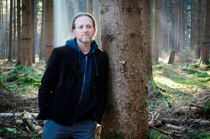 Christoph Trummer begann schon früh über das Songwriting hinaus Geschichten zu erzählen und seine sprachlichen Ausdrucksmöglichkeiten auch literarisch auszuloten. BILD: Reto Camenisch