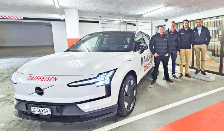 Sie präsentierten das neue edrive-Fahrzeug (v. l.): Kaspar Spörri und Dominik Eggen von der LANDI Jungfrau AG sowie Mathias Berger und Dominik Schärz von der Raiffeisenbank Frutigland. BILD: ZVG