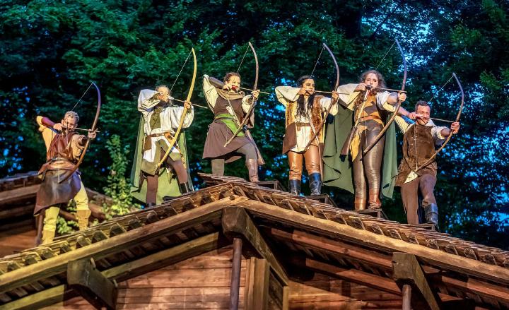 Die Gruppe von Robin Hood lebt im Sherwood Forest und kämpft gegen die Ungerechtigkeit, insbesondere gegen den Sheriff von Nottingham und dessen Unterdrückung der einfachen Leute. BILDER: MICHAEL SCHINNERLING