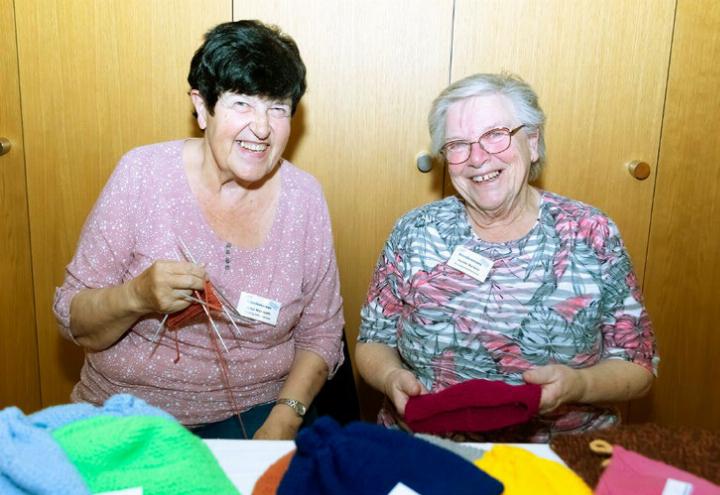 Erika Wermuth und Marthi Barben strickten und verkauftes Handgemachtes von den Senioren.