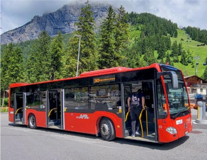 Der Ortsbus Kandersteg bietet ab diesem Sommer probeweise zusätzliche Touren an. BILD: ZVG