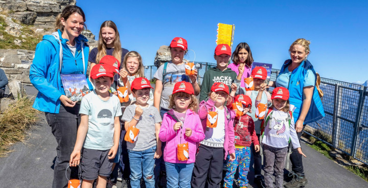 Für die Rückfahrt vom Niesen bastelten die Kinder ihre eigenen Laternen.