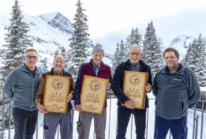 Die Geehrten mit den Vertretern der Sunnbüelbahn (v. l.): VR-Präsident Reto Zurbrügg, Heinz Rauber, Daniel «Dani» Zürcher, Willy Strasser und der technische Leiter Heinz Künzi. BILD: MICHAEL SCHINNERLING