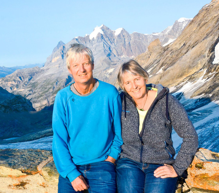 Toni und Erika Brunner haben schweren Herzens entschieden, «ihre» Hütte loszulassen. BILD: ZVG