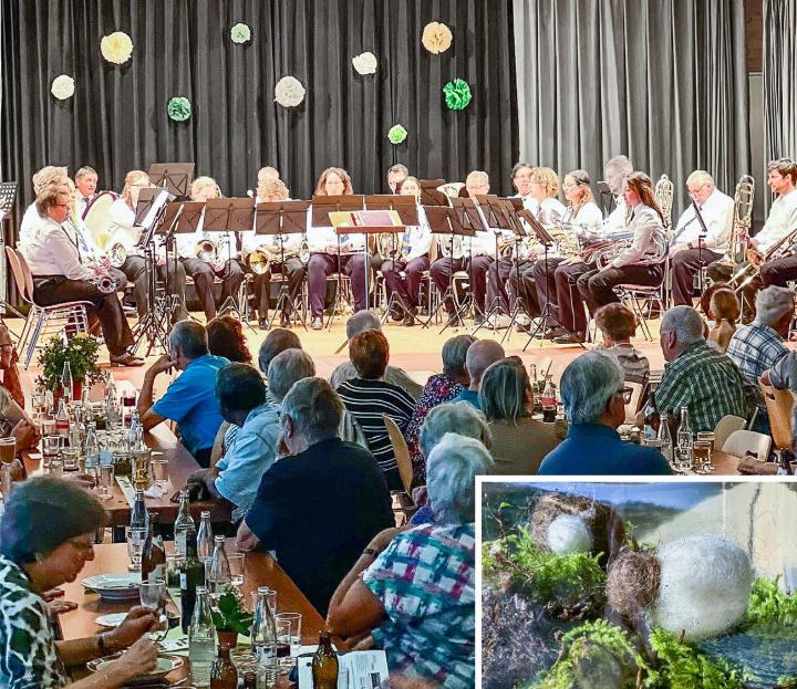 Zum Herbstkonzert der MG Kandersteg waren die Tische im Gemeindesaal sehr gut besetzt. Die Dekoration war auf das Motto des Abends abgestimmt und bestand unter anderem aus kleinen Woll-Schafen, die auf grünem Moos «weideten». BILDER: ZVG