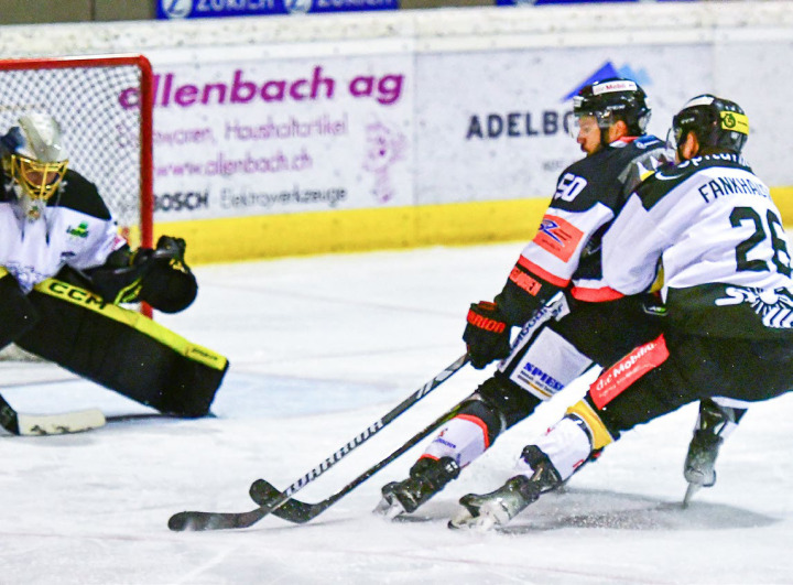 Bruno Marcon stürmt auf Torhüter Schmied zu, wird von Fankhauser aber regelwidrig behindert. Den darauffolgenden Penalty verwertete Adelbodens Captain zum 1:3. BILD: ZVG