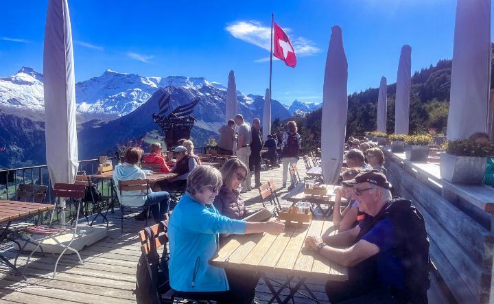 Schönste Terrasse, bestes Essen, freundlichstes Personal: mit derlei Superlativen will die Tschentenalp AG Gäste auf ihren Berg locken. BILDER: RETO KOLLER