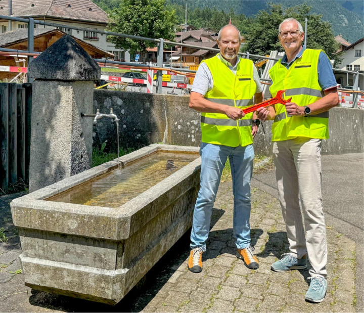 Jürg Lüdi (l.) bei der symbolischen Übergabe des Amts an Martin Allenbach BILD: MARIA STEINMAYR