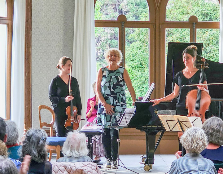Der Schlussapplaus des Abends galt dem zuletzt aufgetretenen Trio Annina Demenga (Klavier), Anna Srodecka (Violine) und Mirjana Reinhard (Cello), die das Klaviertrio op. 90 von Antonin Dvorák aufführten. BILD: MARTIN NATTERER