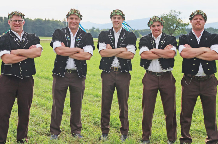 Hanspeter Luginbühl, Curdin Orlik, Adrian Schärz, Remo Schärz, Florian Aellen (v.l.) BILD: MARLIES BIRCHER