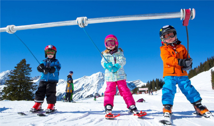Das kleine Kandersteger Skigebiet Oeschinensee setzt vor allem auf Familien und Fussgänger. Das Bild zeigt drei kleine SkianfängerInnen im «Oeschiland». BILD: ZVG / ROBERT BOSCH