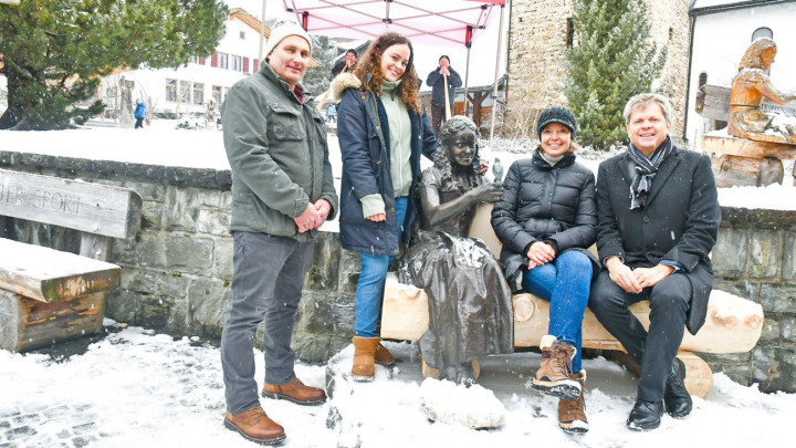 V. l.: Künstler Richard Bründler, Vogellisi-Darstellerin Désirée Naef, Autorin Annemarie Stähli und Nationalrat Jürg Grossen