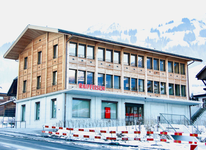 Der Hauptsitz der Raiffeisenbank Frutigland am Marktplatz in Frutigen BILD: MARK POLLMEIER