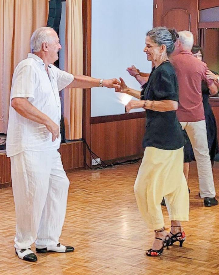 Manche der Gäste kamen sogar schon tanzend in den Adlersaal. BILDER: WERNER RÄTZ