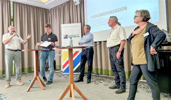 Die Diskussionsrunde in Interlaken (v. l.): Marc Ungerer (Geschäftsführer Jungfrau Region Tourismus AG), Adrian Bürgy (Zern & Partner GmbH), Toni von Grünigen (Gemeindepräsident Saanen), Franz Christ (Gemeinderat Interlaken) und Susanne Huber (Geschäftsführerin Volkswirtschaft Berner Oberland)