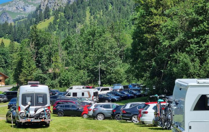 Ein typischer schöner Sommertag in Kandersteg: Jede Parkierungsmöglichkeit ist ausgeschöpft. BILD: ZVG / FJO