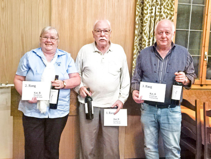 Ueli Trachsel beim Absenden des FKVBO-Einzelcups 2024 Kat. B : (v.l.n.r.) Vreni Imfeld, 2. Rang; Bruno Plüss, 1. Rang; Ueli Trachsel, 3. Rang. BILD: ZVG