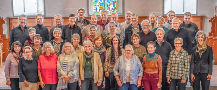 Das Gruppenfoto mit allen anwesenden GoldkonfirmandInnen und Pfarrerin Colette Staub (ganz rechts) BILD: ERNST JOSI