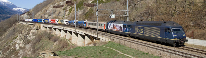 Eine Komposition der Rollenden Landstrasse auf der Lötschberg-Südrampe bei Lalden – Ende Jahr gehört das der Vergangenheit an. BILD: WIKIPEDIA
